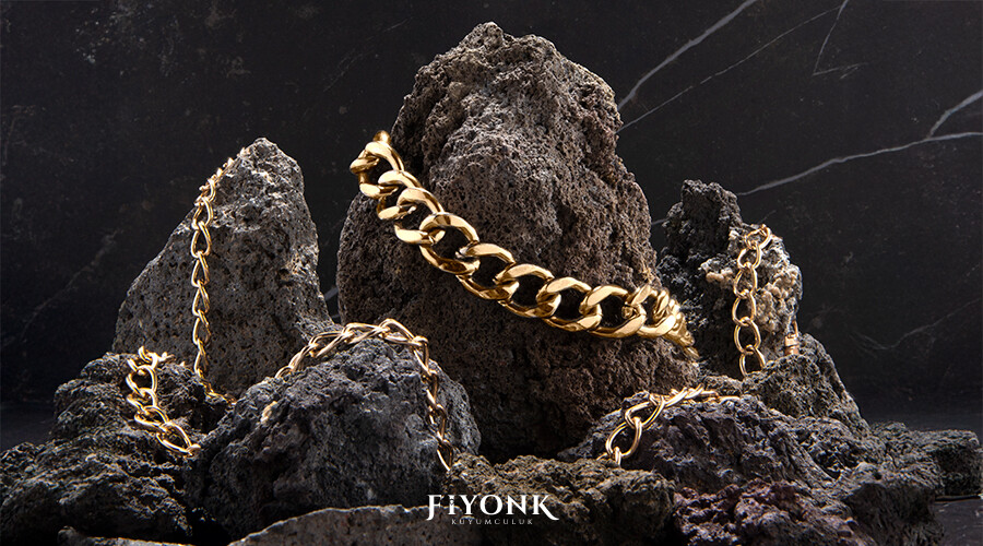 Gösterişli Takı Sevenler İçin Büyük ve Işıltılı Altın Modelleri