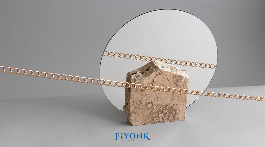 Günlük Kombinlerde Minimal Altın Takıların Gücü