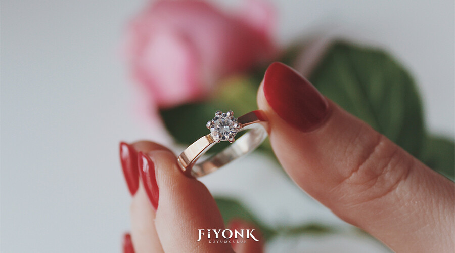 Küçük Ama Çarpıcı: Minimalist Pırlanta Takı Modası