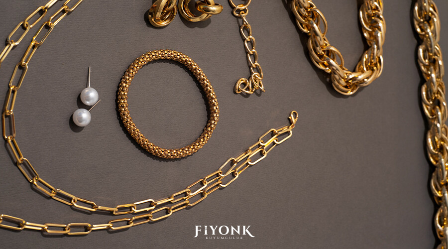 Takı Kombini: Altın Takılarla Nasıl Şık Görünürsünüz?