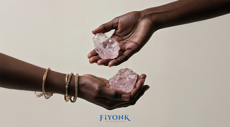 Altın Takılarla Enerjinizi Yükseltin: Şans Getiren Mücevherler