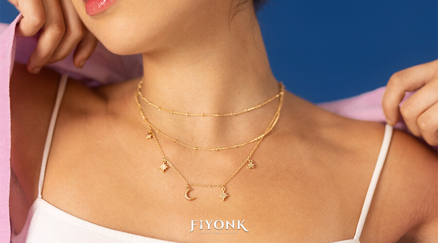 Sade Altın Takılarla Güçlü Bir Moda İfadesi