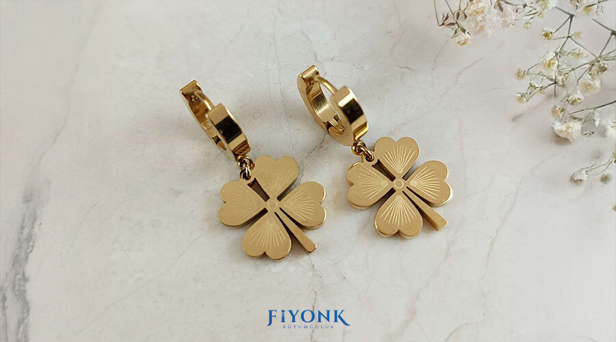 Altın Küpelerle Hangi Saç Modelleri Daha Uyumlu?