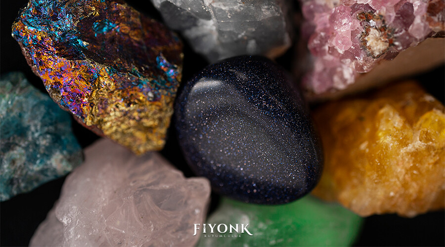 Altın Takılar ve Renkli Taşlar: İddialı ve Zarif Tasarımlar