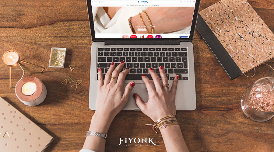 Ofis Şıklığında Altın Takılar Nasıl Kullanılır?