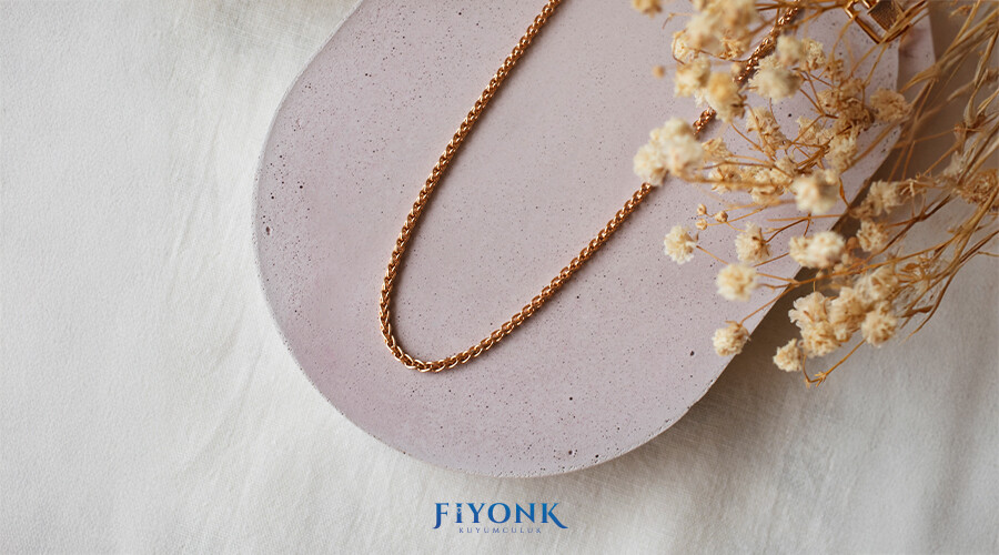 Altın Zincirler ile Zarif ve İddialı Görünümler